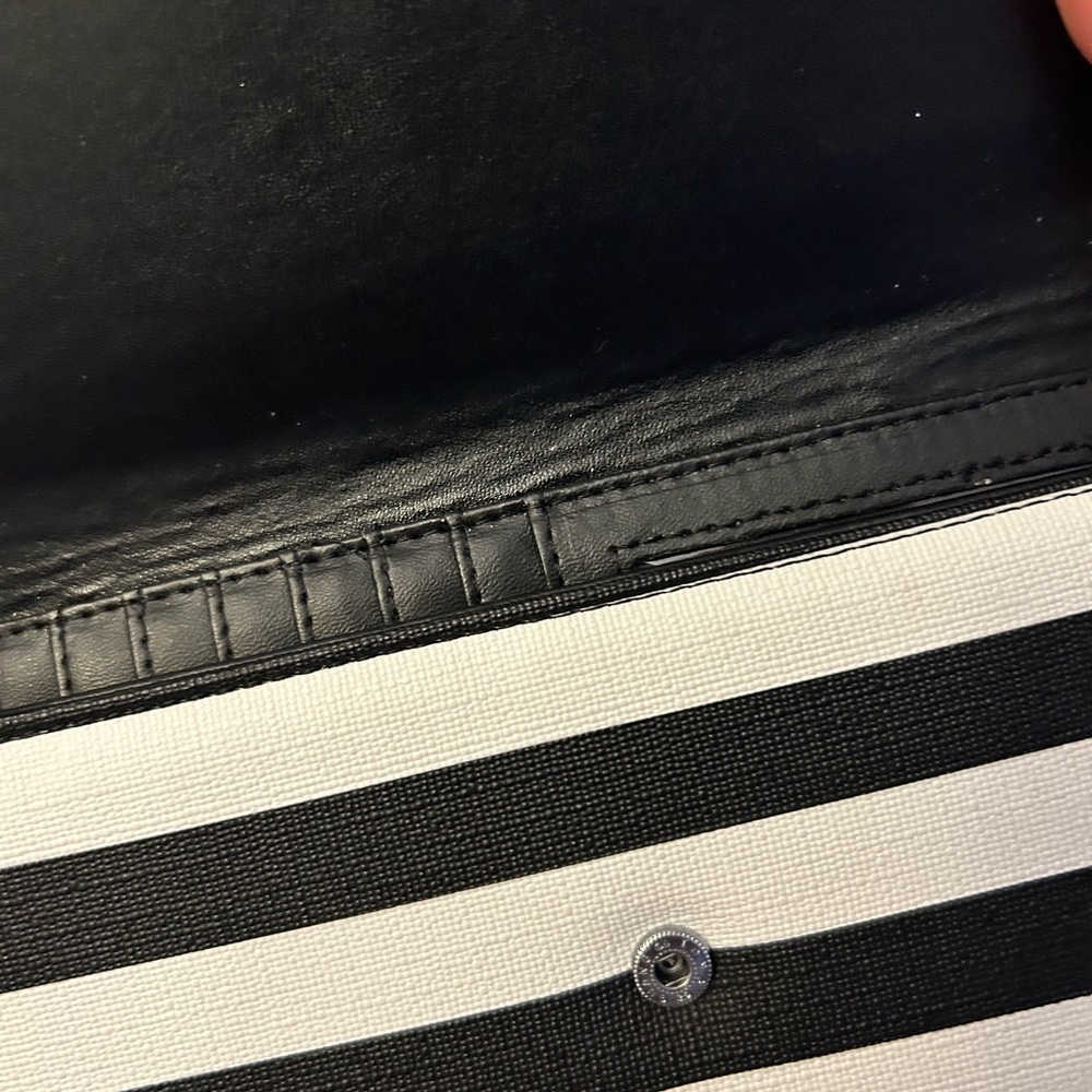 Kut from the Kloth Black Women,s Bi-Fold Wallet with ID Window